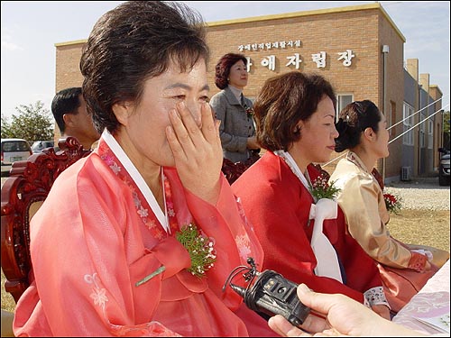 종철씨의 큰누나가 서울에서 참석해 기쁨의 눈물을 흘리고 있다 